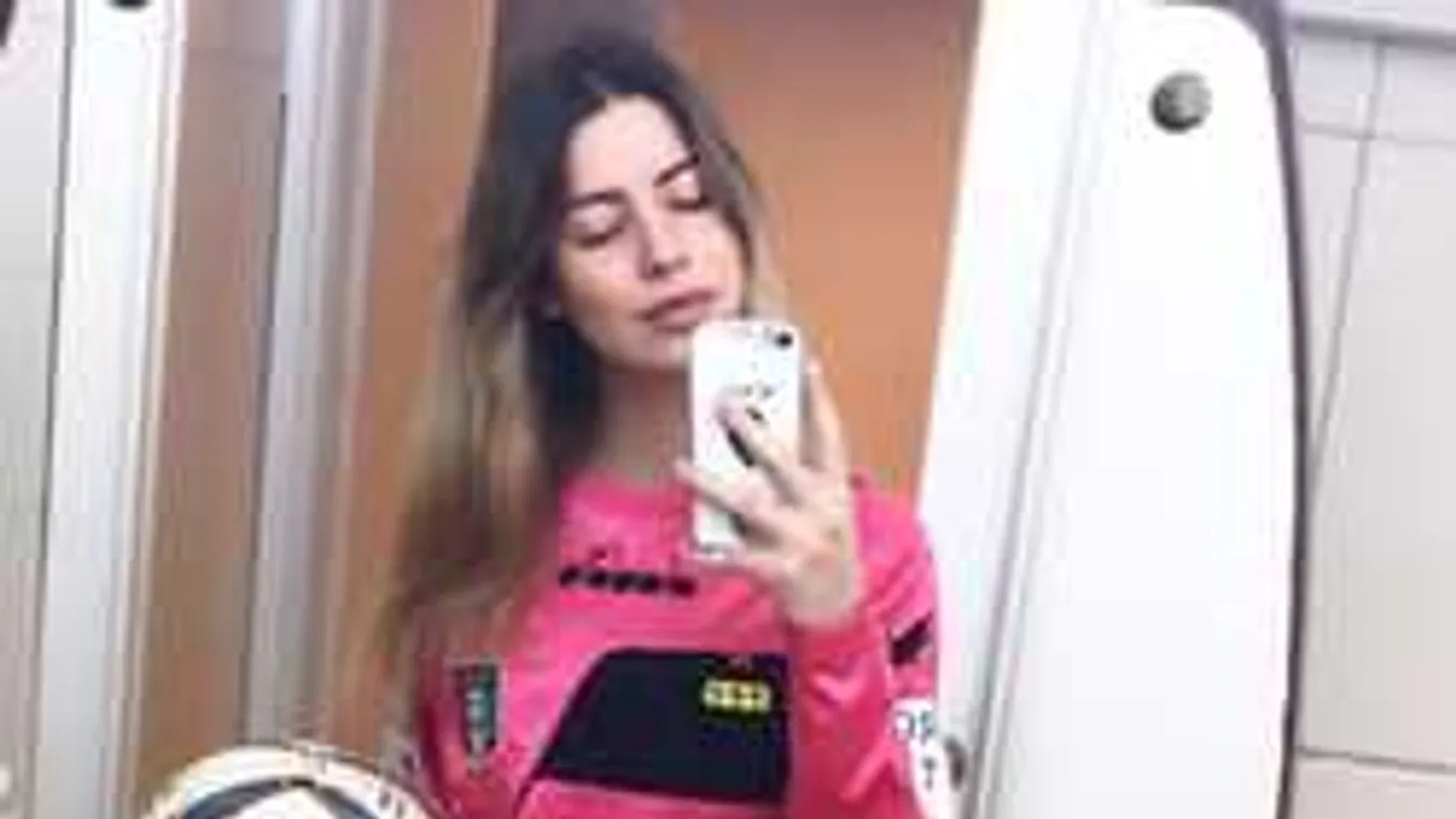 Zaklatás, letolta a nadrágját és beintett a bírónőnek a focista