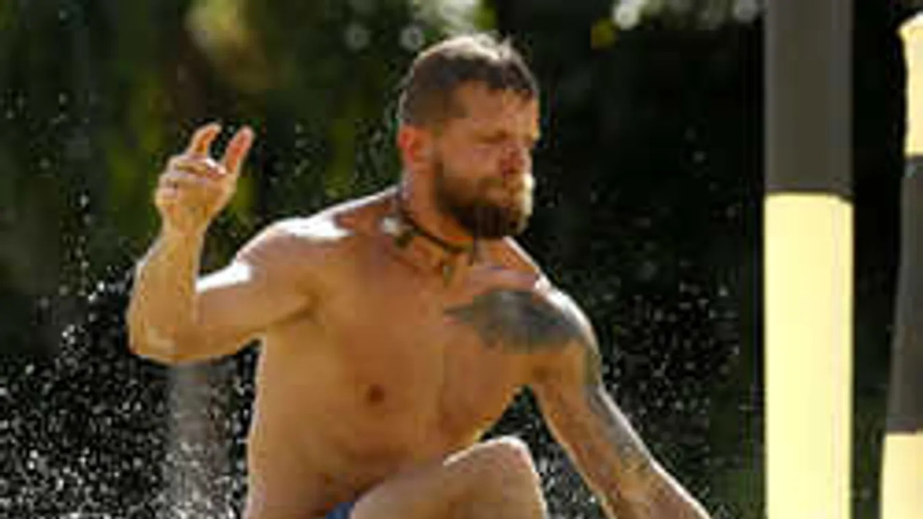 Lefotózták, ablakban mutogatta hatalmas kígyóját a TV2 sztárja