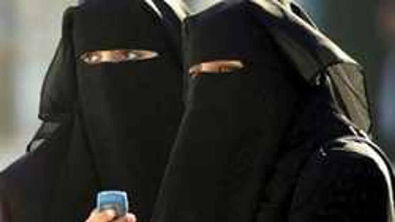 Fegyelmit kapott a doktor, mert levetette a ruhát