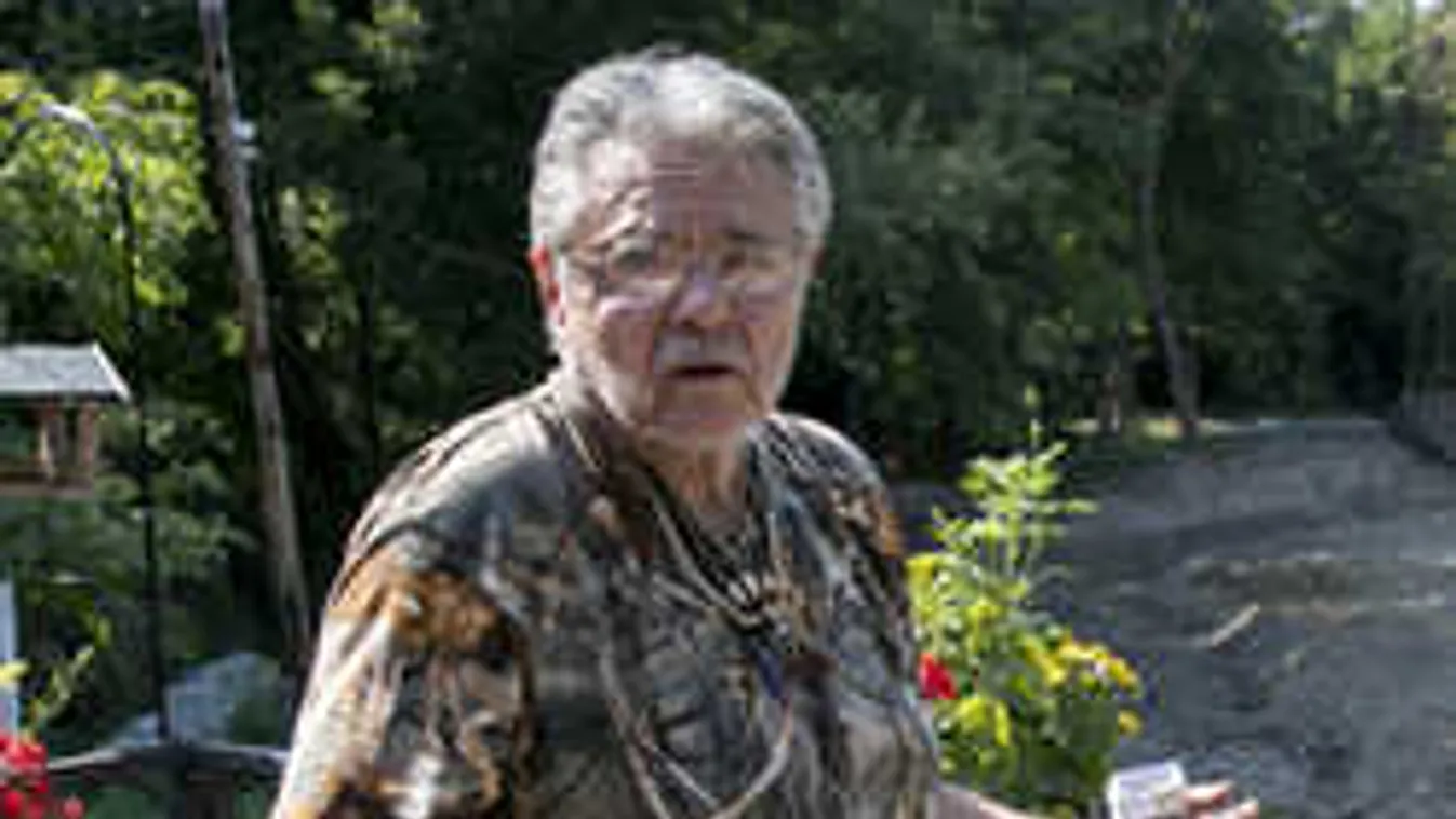 Mentővel vitték el a fenyegetőző férfit Oszter Sándor házától