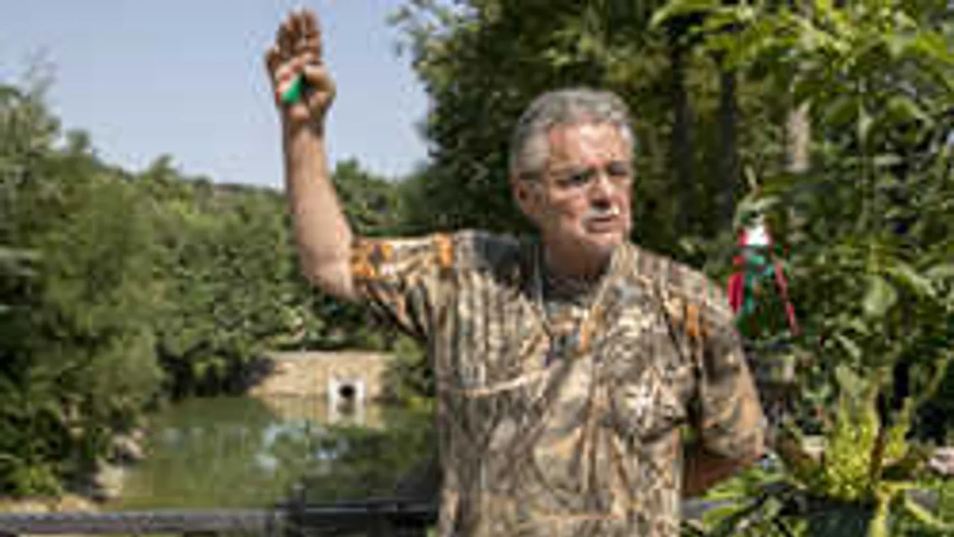 Bréking: Öngyilkossággal fenyegetőzik egy férfi Oszter Sándor miatt