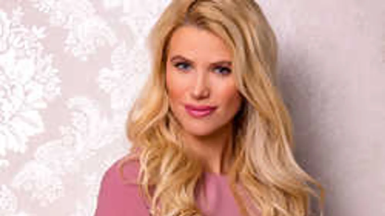 Szomorú hírt közölt a kisfiáról a magyar luxusfeleség