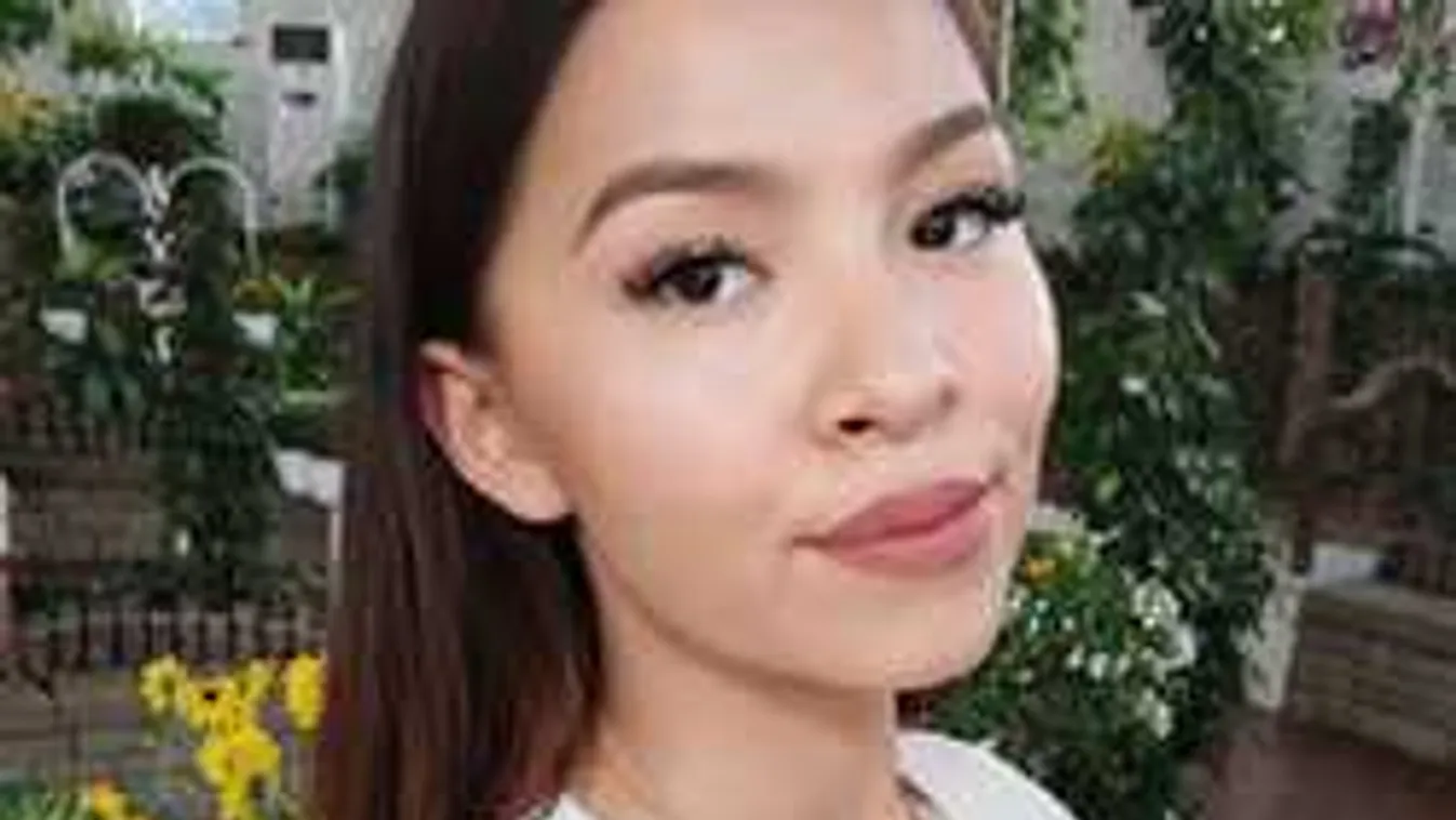 Elképesztően szexi Caramel felesége: fürdőruhában mutatta meg magát