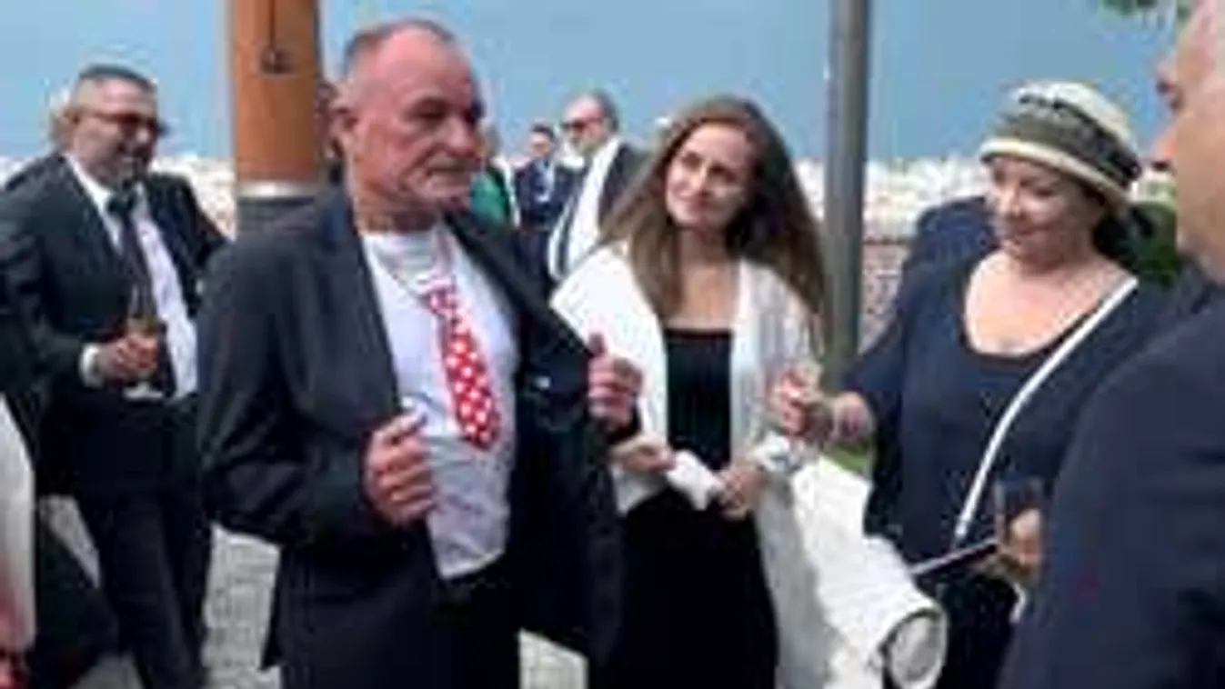 Baboskendő a miniszterelnökségen és még nótáztak is