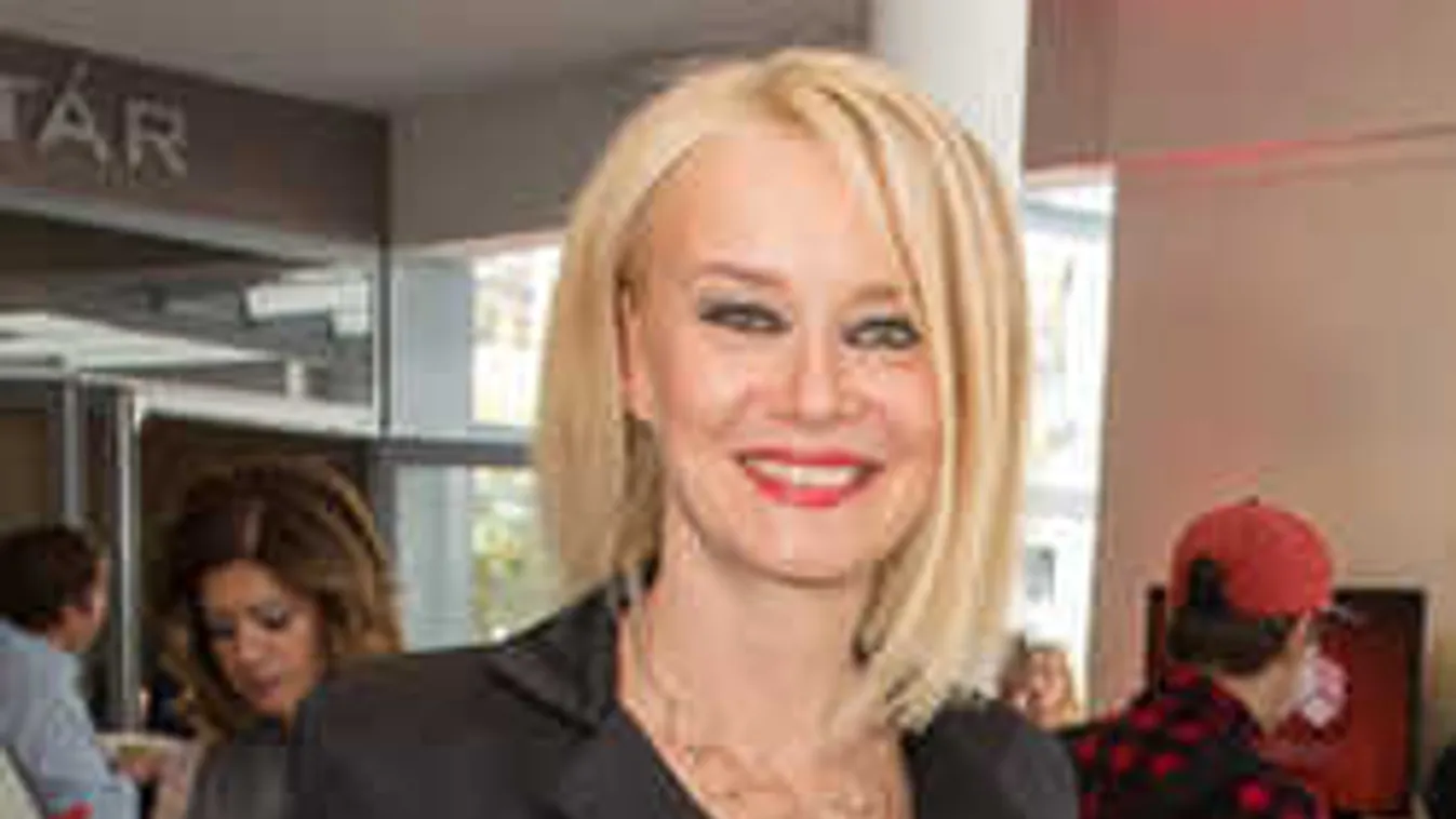 Kellemetlen beavatkozást végeztek el a magyar énekesnő arcán - Fotó