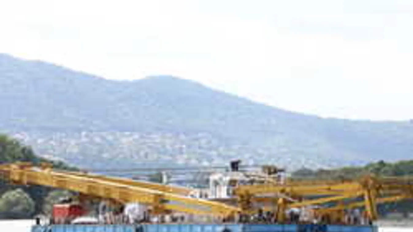 Dunai hajóbaleset: elindult a Clark Ádám daru, lezárták a hidakat