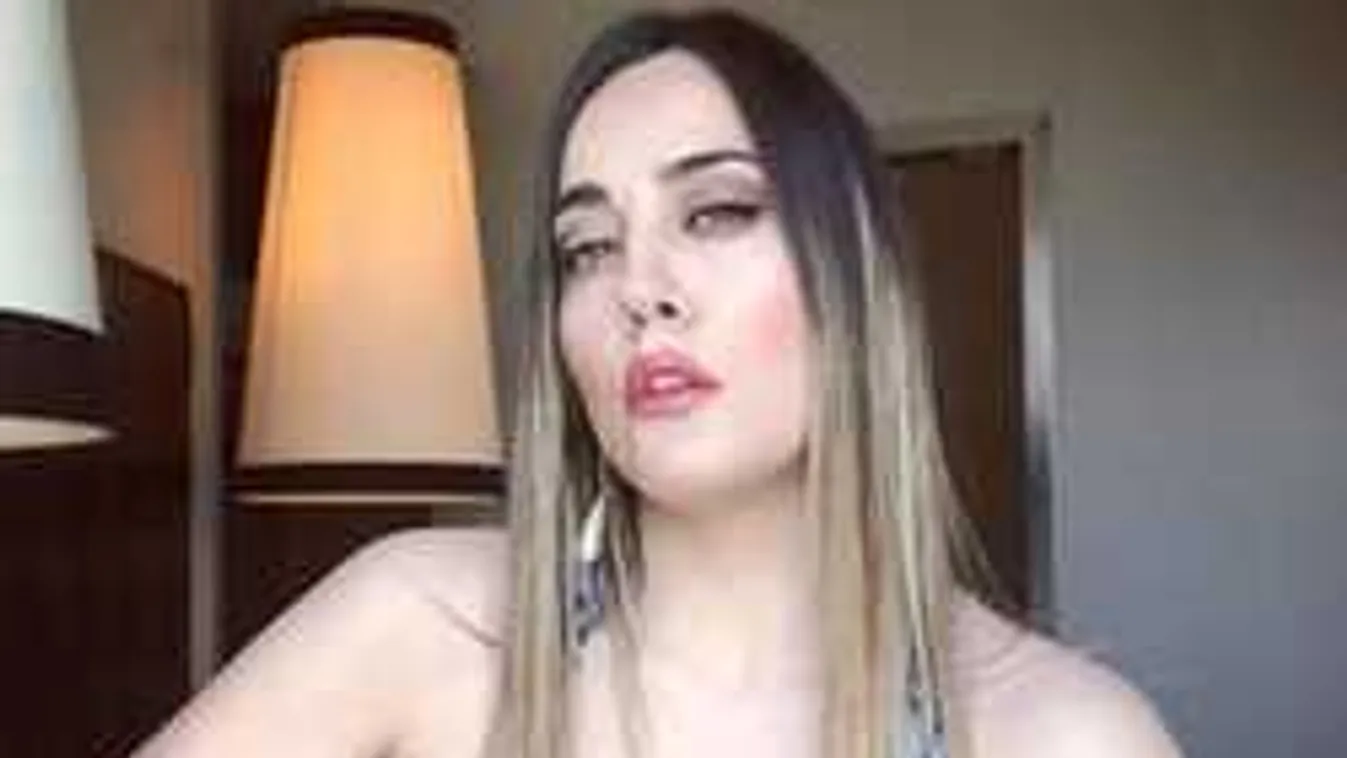 Csokitojással takarja mellbimbóit a bevállalós szurkolólány