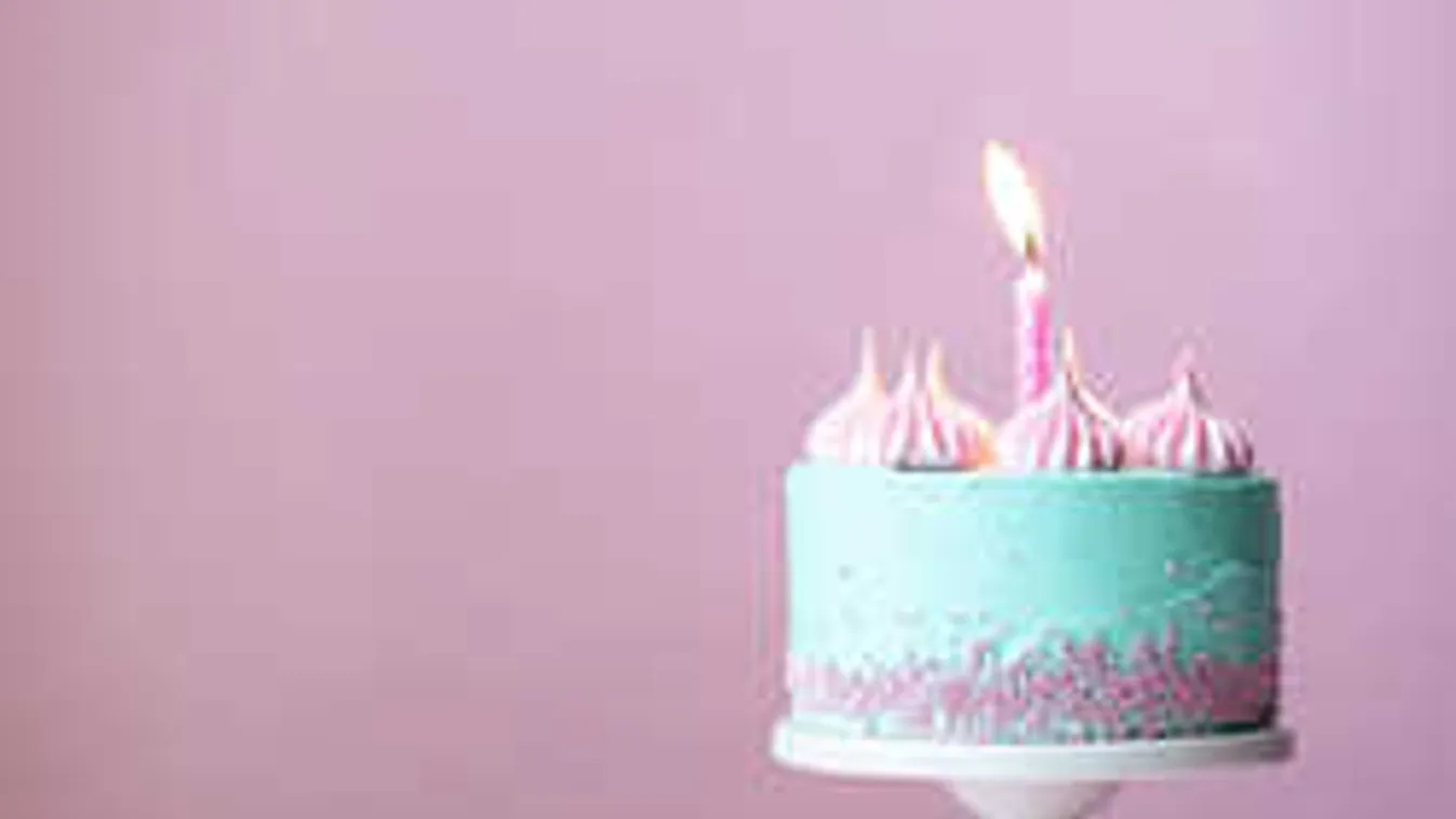 Elszabadult a buli, meztelenül tortázott a gyönyörű szülinapos lány!