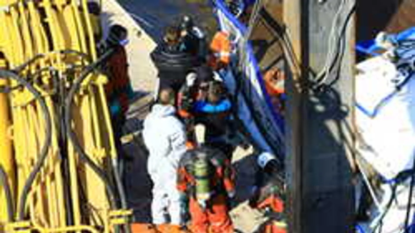 Drámai pillanatok a Hableányon, fekete zsákkal jelent meg egy búvár