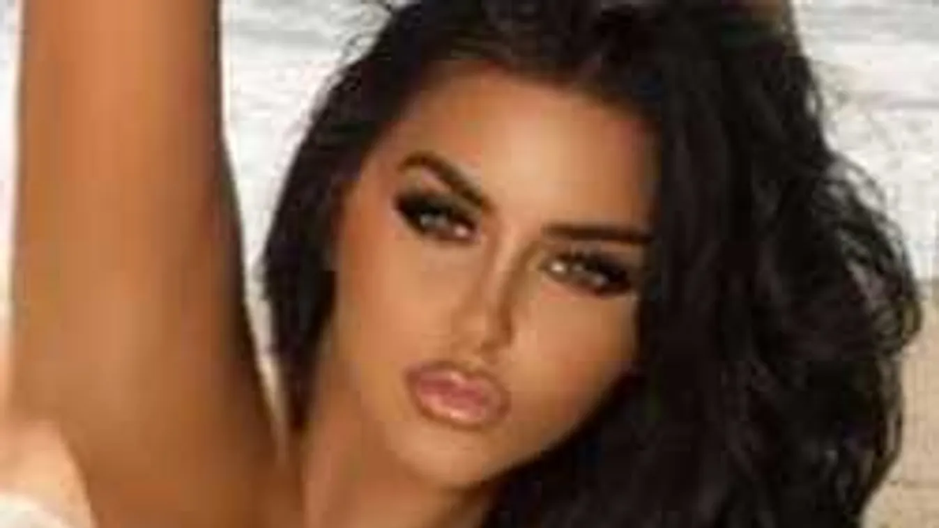 Melltartó nélkül pózolt a teraszon a dögös modell