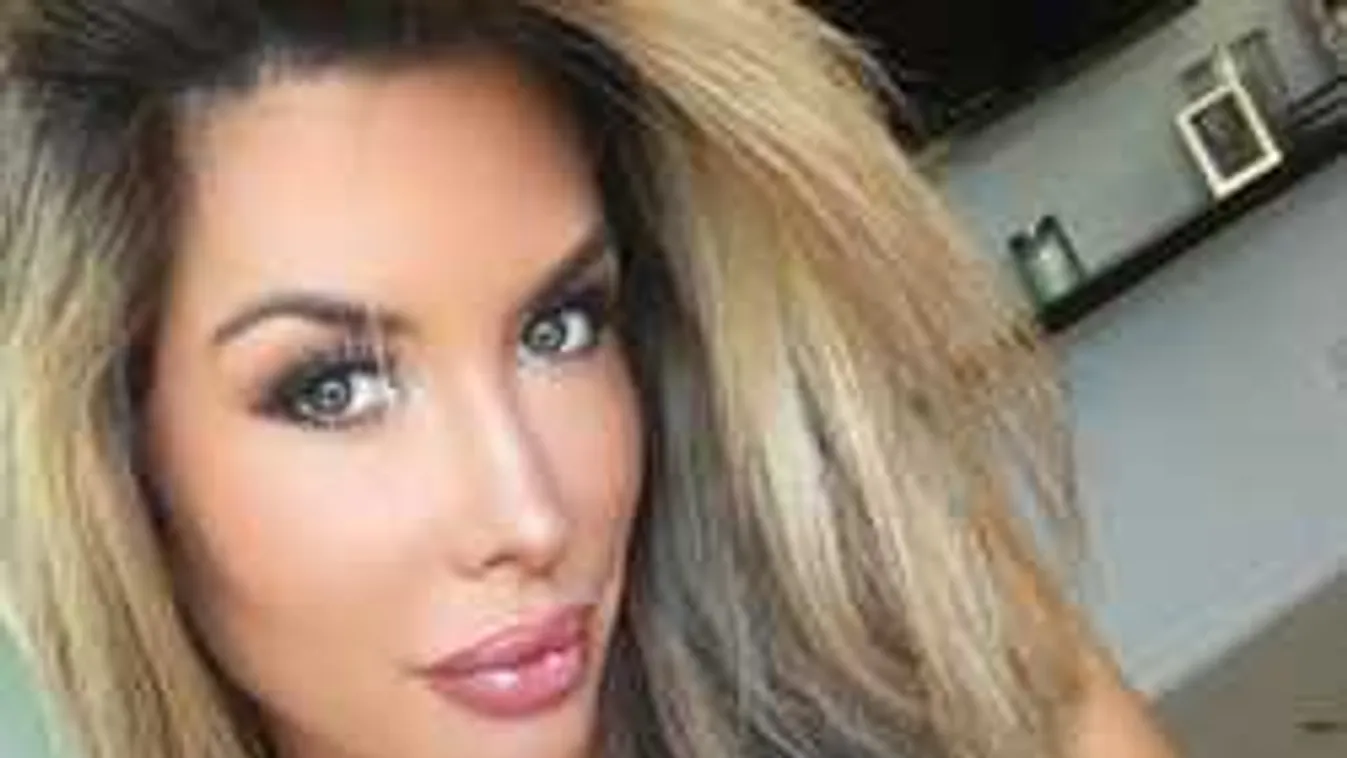 Megvillantotta méretes kebleit a népszerű színésznő