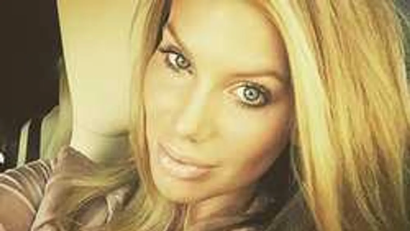 Korhatáros fotó: a magyar színésznő cickóit alig takarja valami