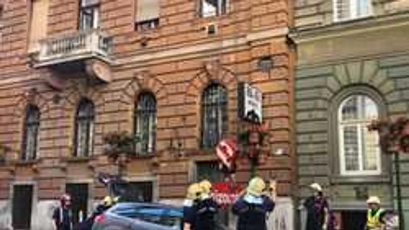 Helyszíni fotók jöttek: daruval emelik ki a kocsit, beszakadt az út