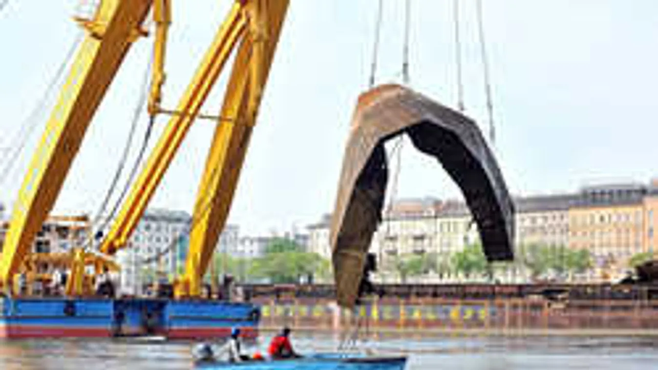 Dunai hajóbaleset: még nem tudják használni az úszódarut, ez a gond