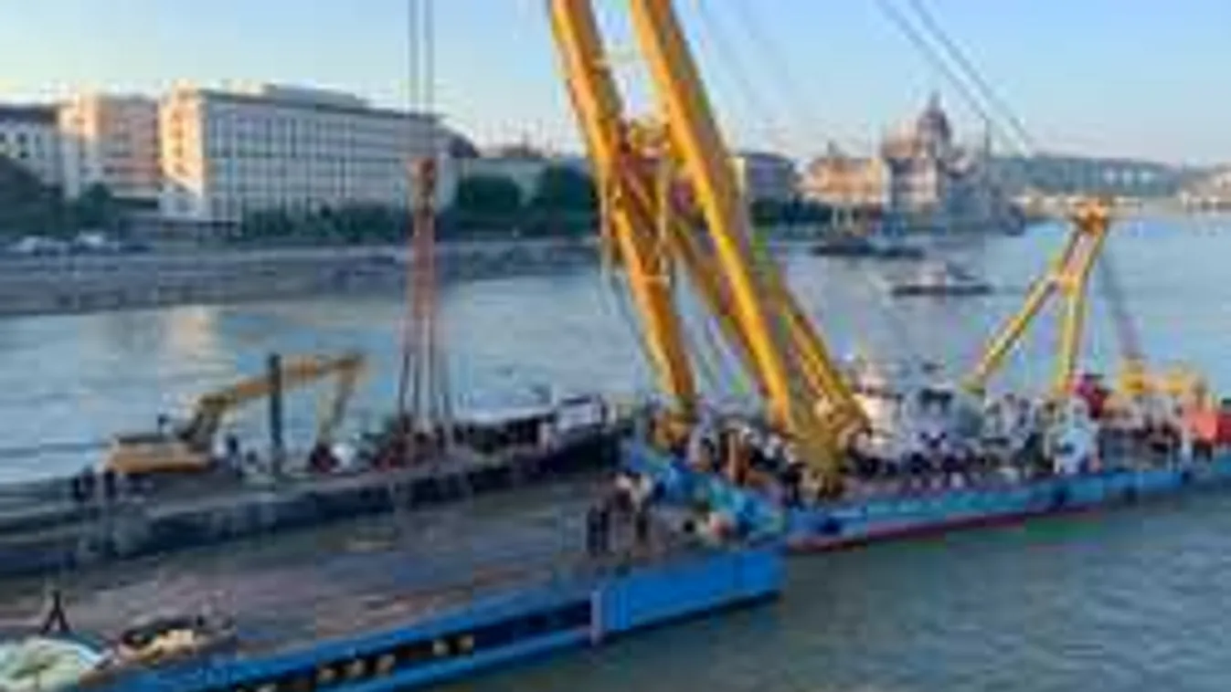 Megjöttek az első fotók, itt emelhetik ki a Hableányt