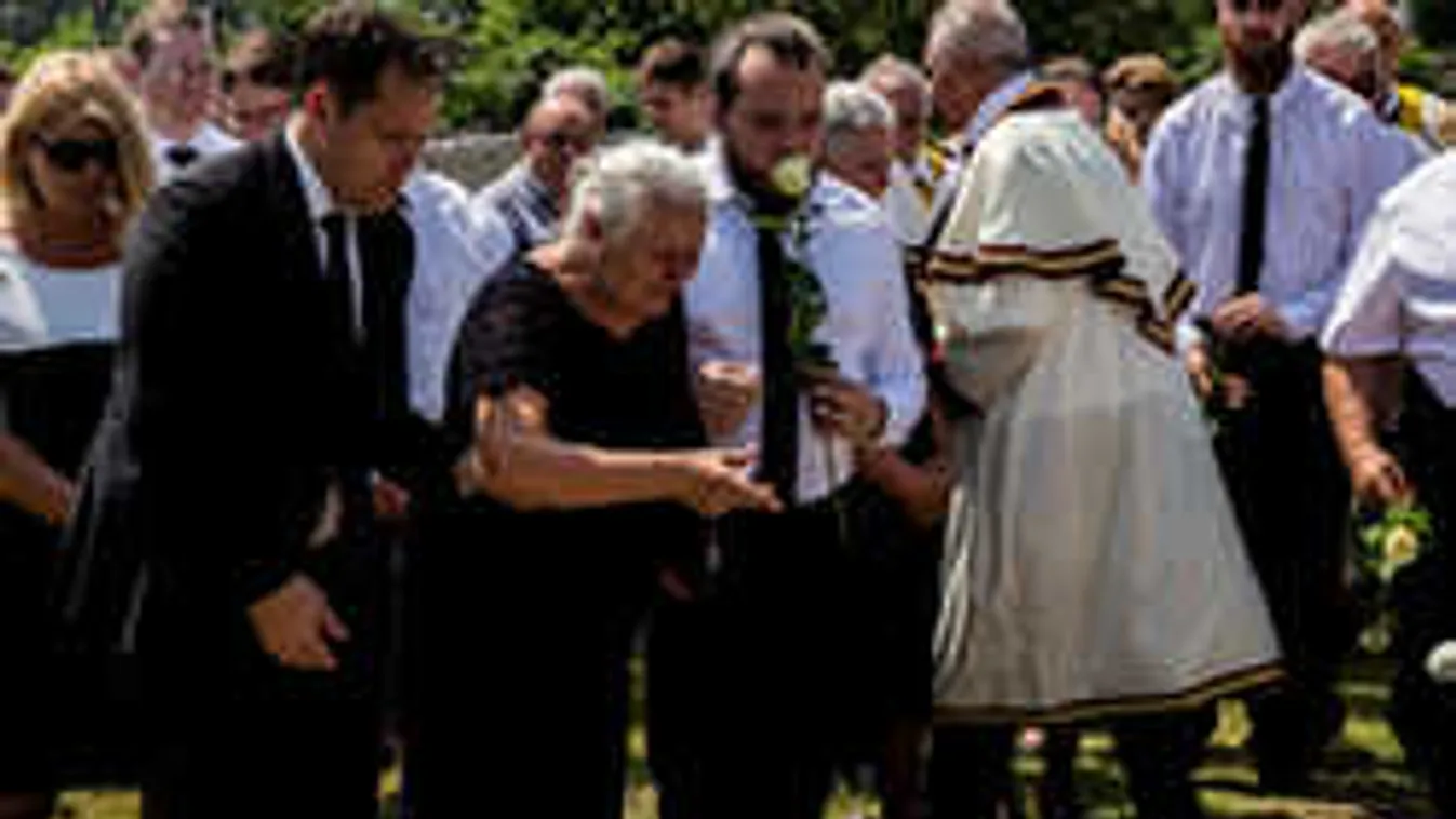 Összeomlott a temetésen Benke Laci bácsi özvegye - Fotók