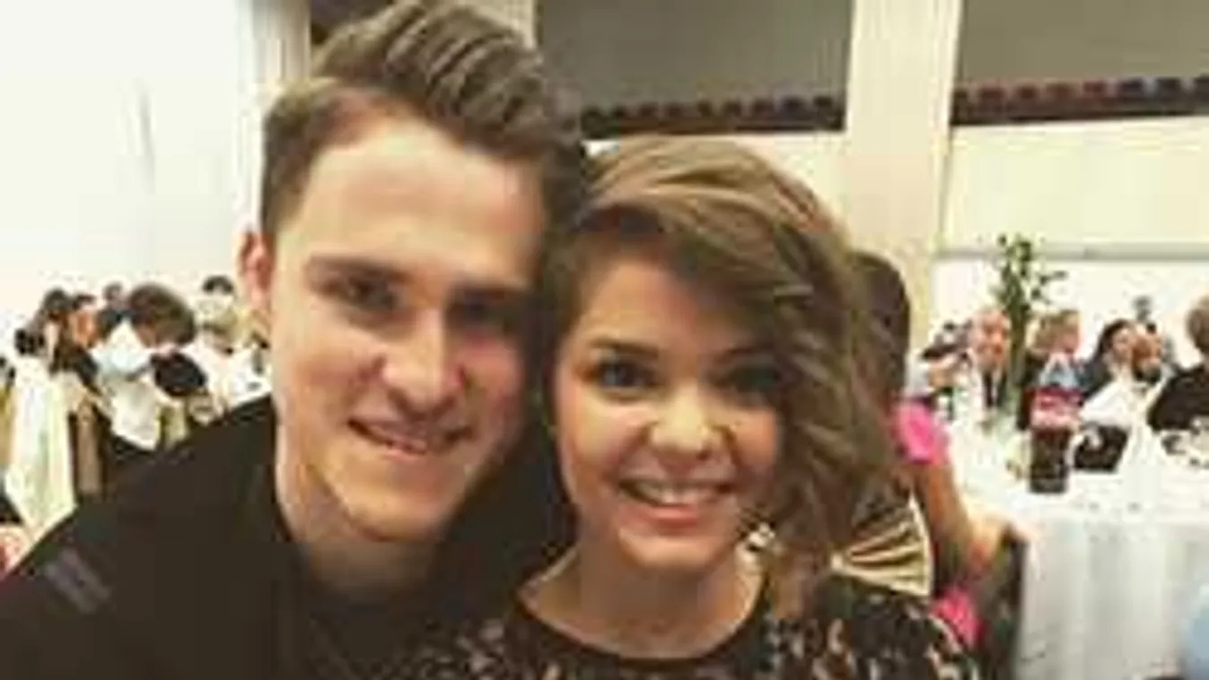 Forrón csókolja 16 éves barátnőjét a magyar énekes - Fotó