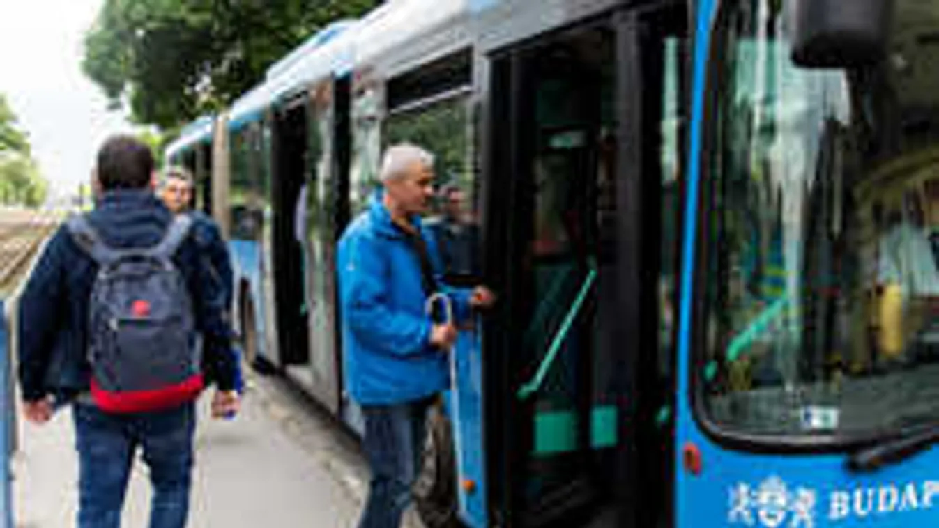 Vakon is úgy él, mintha látna