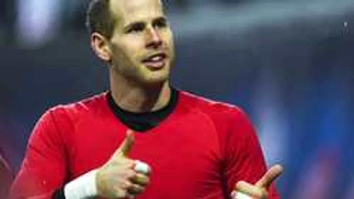 Szerelem a stadionban, így csókolja feleségét a magyar focista