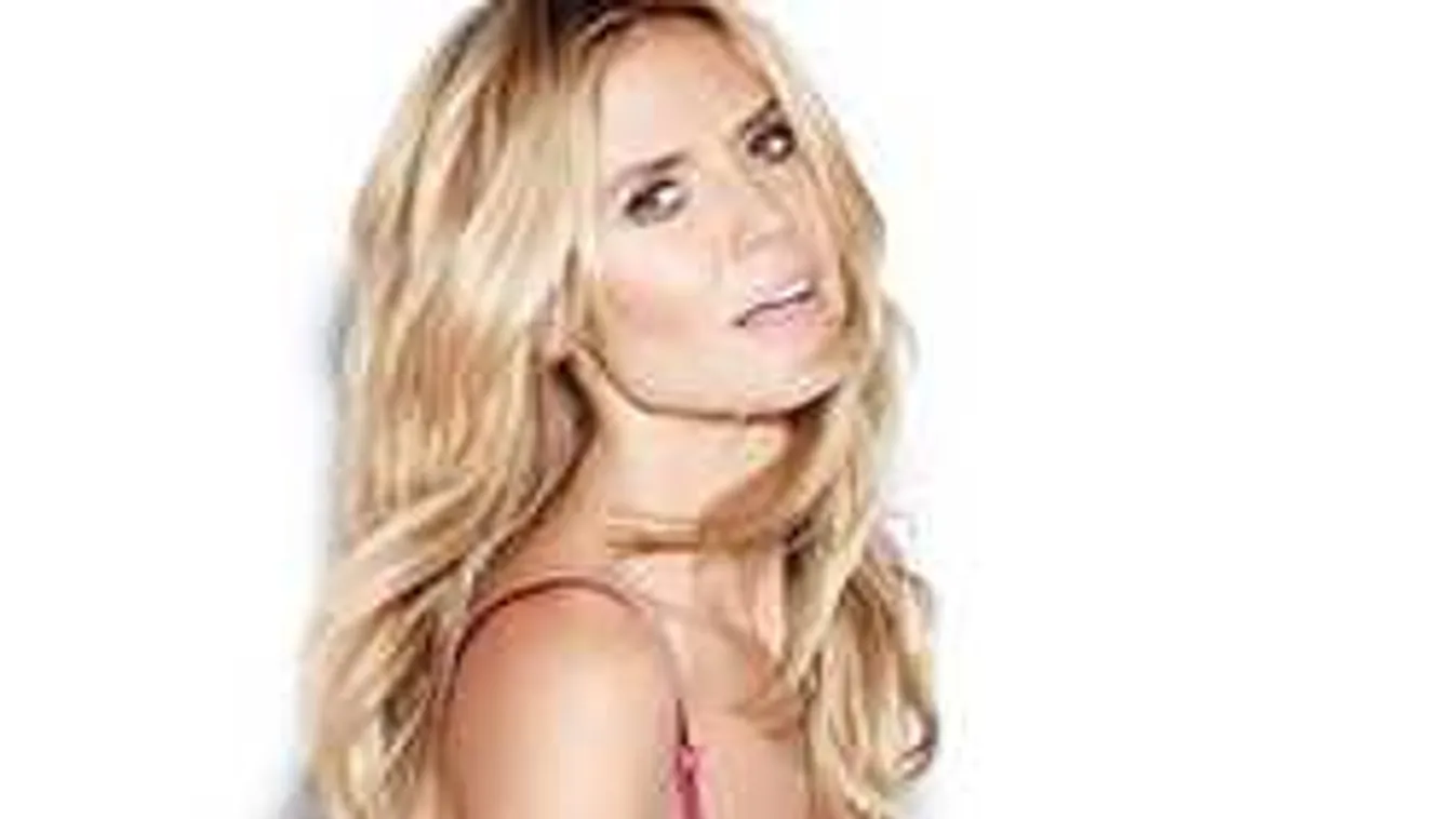 Pucér melleit videózta a tükörben a négyszeres sztáranyuka +18