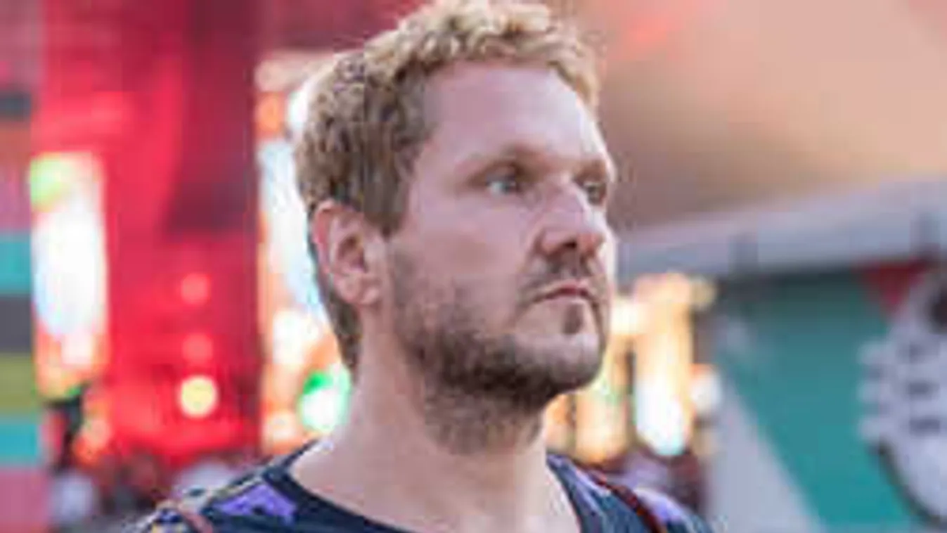 Először vetkőzött kamerák előtt a magyar sztár: Mindent megmutat