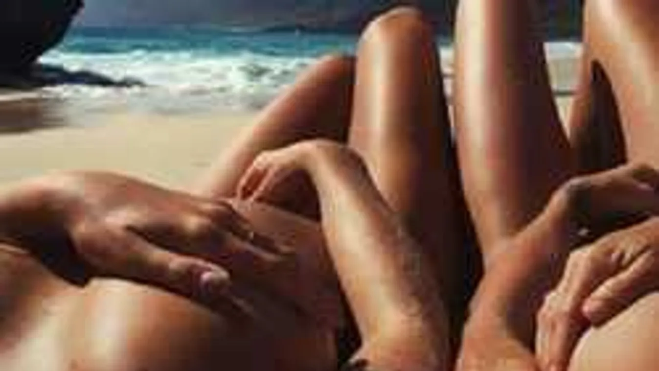 Lekapták a pucéran strandoló csajszit