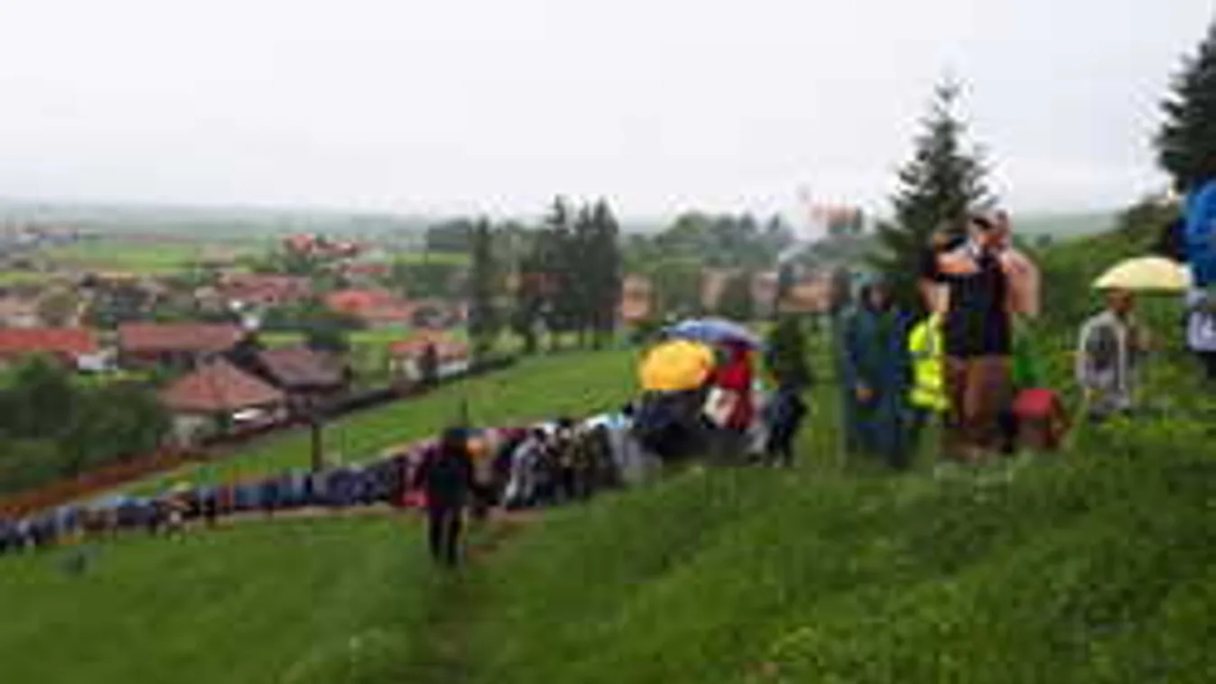 Kígyózó sorokban, esőben tömegek Csíksomlyón