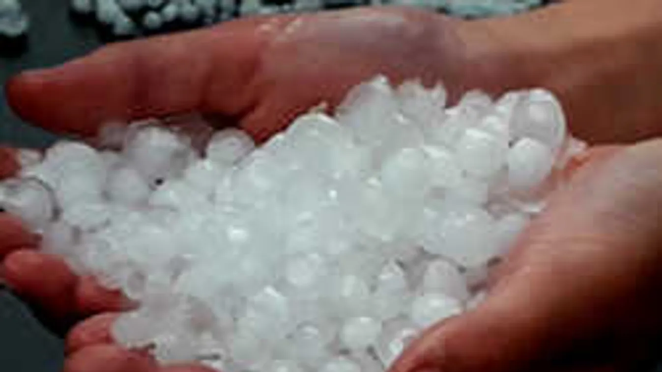 Durva jégeső söpör végig az országon: döbbenetes képek