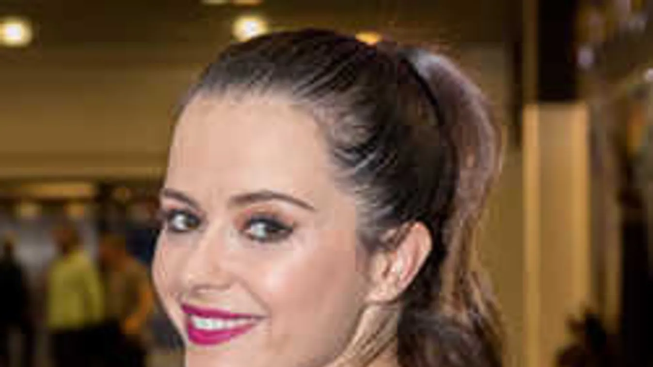 Hűha, falatnyi bikiniben csábít a medencében Lola