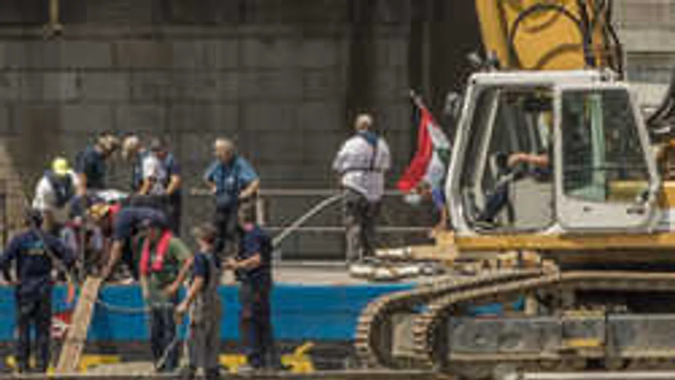 Elkezdték a hevederek befűzését a Hableány alá - fotók