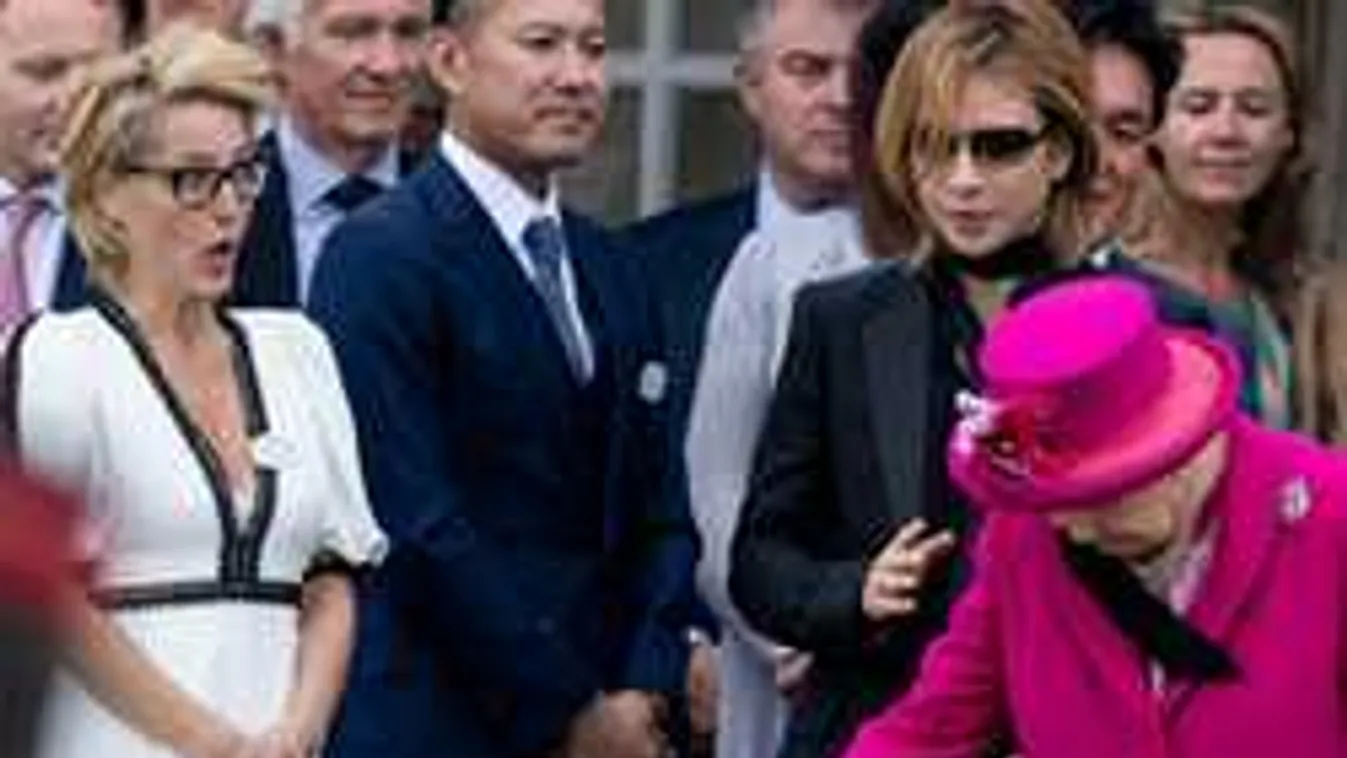 Nagyon kínos fotó: II. Erzsébet arcába csapódott valami nem odavaló