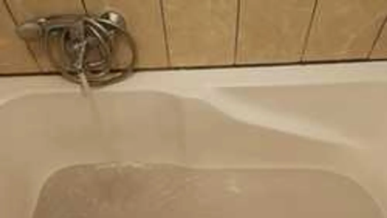 Nagy a riadalom, fekete víz folyik a csapból a magyar településen