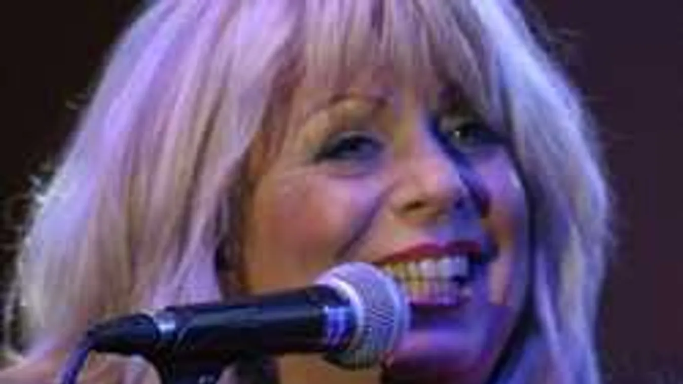 Véres balesetet szenvedett: vízaknába esett a magyar énekesnő