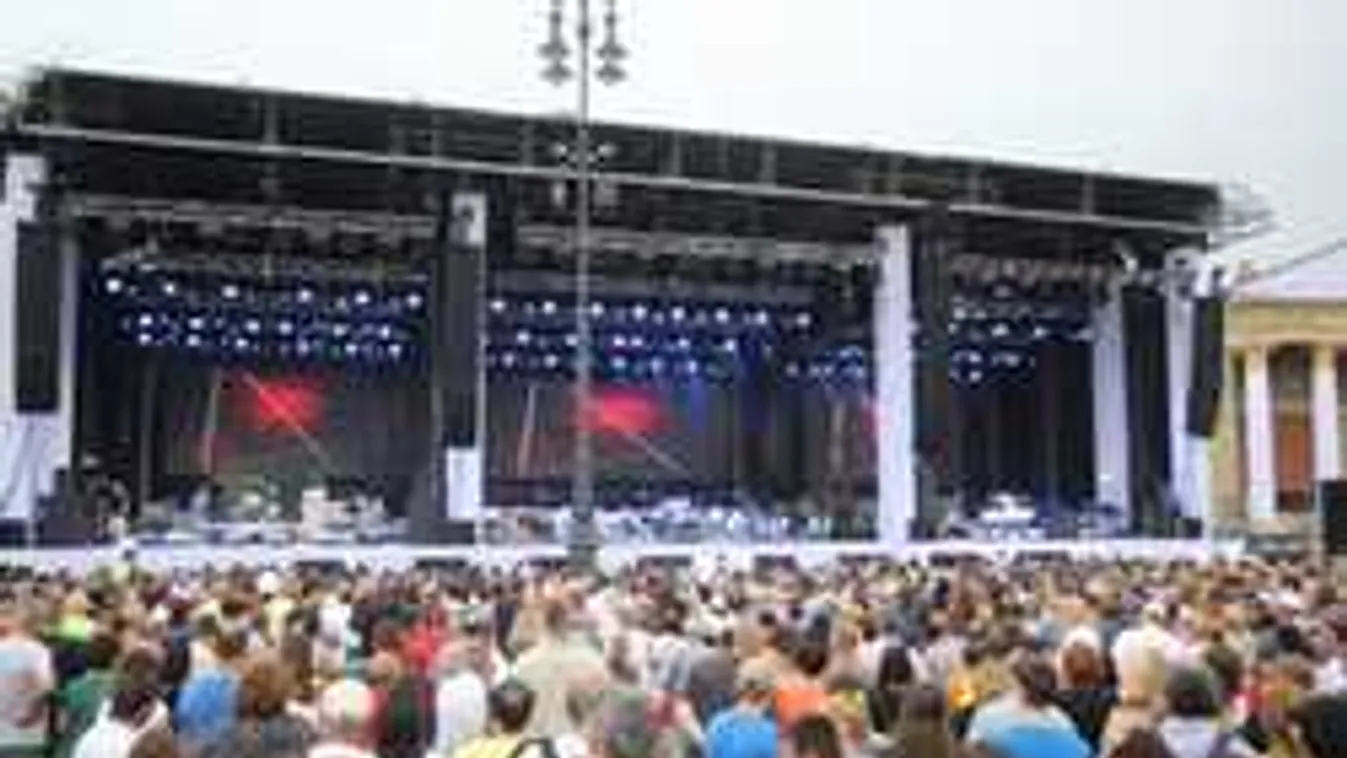 Hatalmas tömeg lepte el a Hősök terét: helyszíni fotók