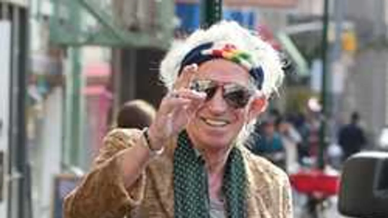 Mindenki csak ámul, új külsővel sokkol a rocklegenda