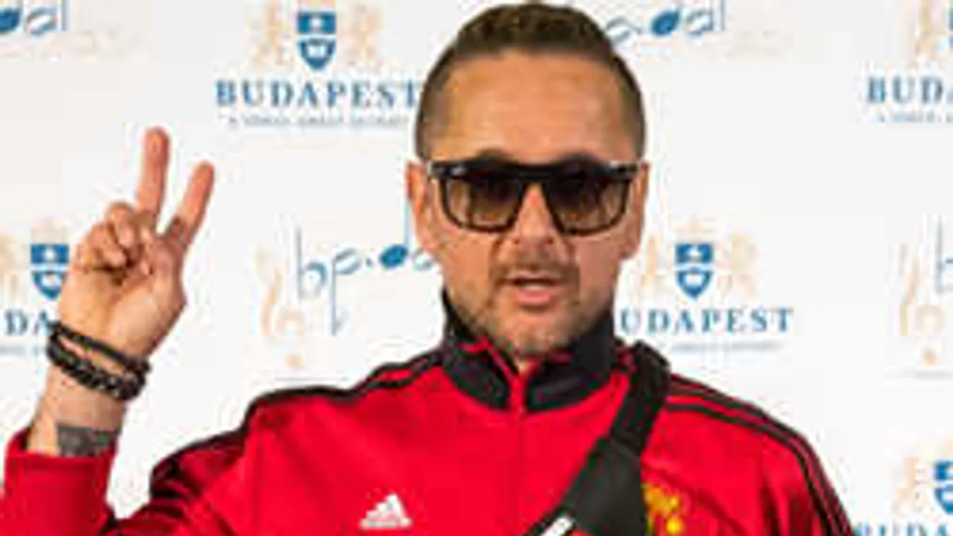 Betegen sem pihen: Majka a színpadon árulta el, mi a baja