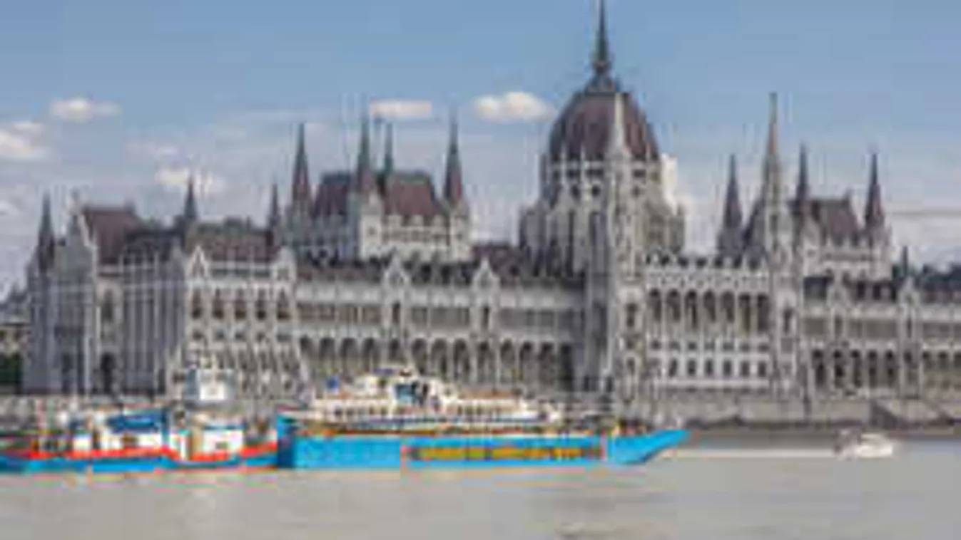 Felfoghatatlan fájdalom: anyját ölelve halt meg a kislány a Hableányon