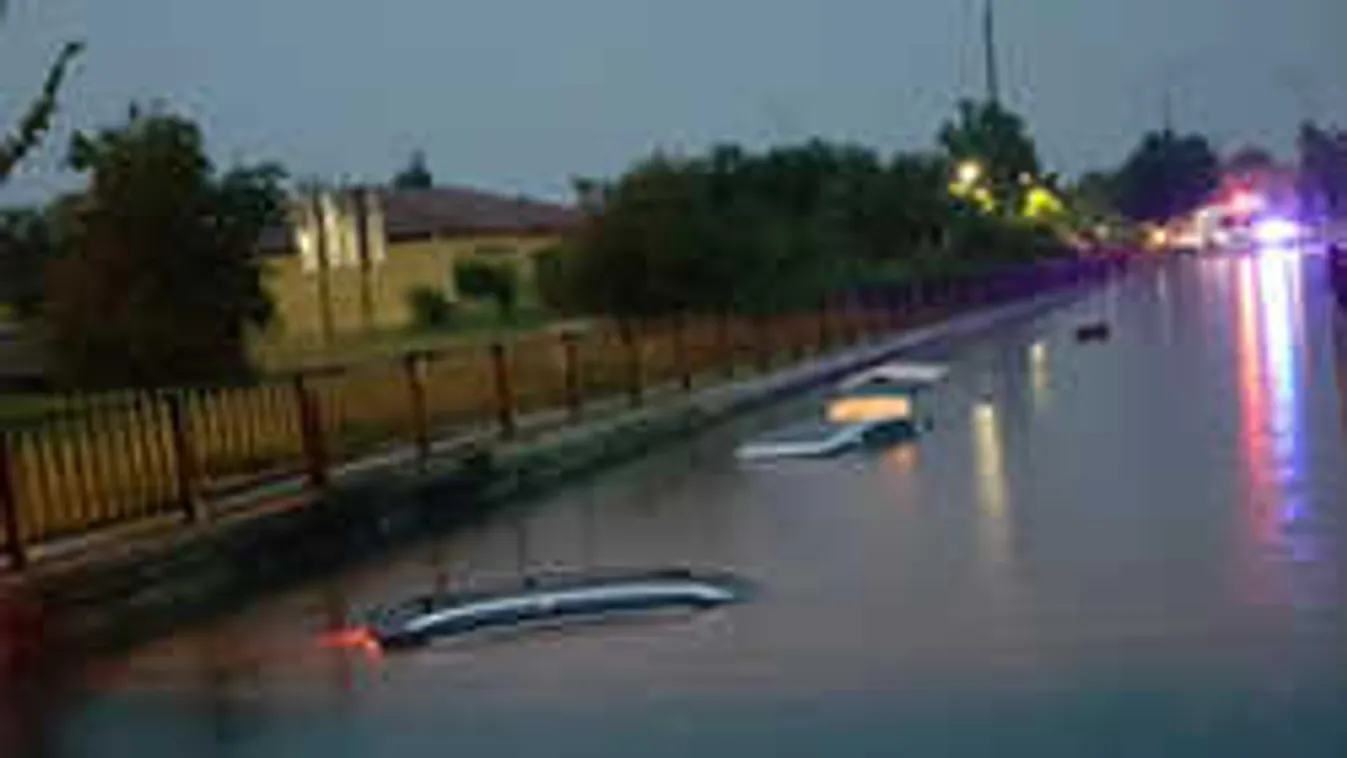 Nem hiszed el, miért hajtottak be az autók a vízzel telt aluljáróba