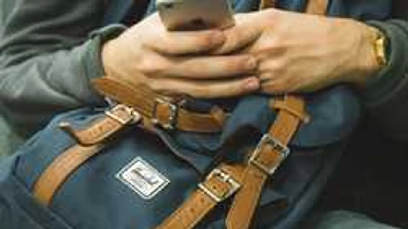 Sokkot kapott a férfi, amikor a hosszú út után belenézett a táskájába