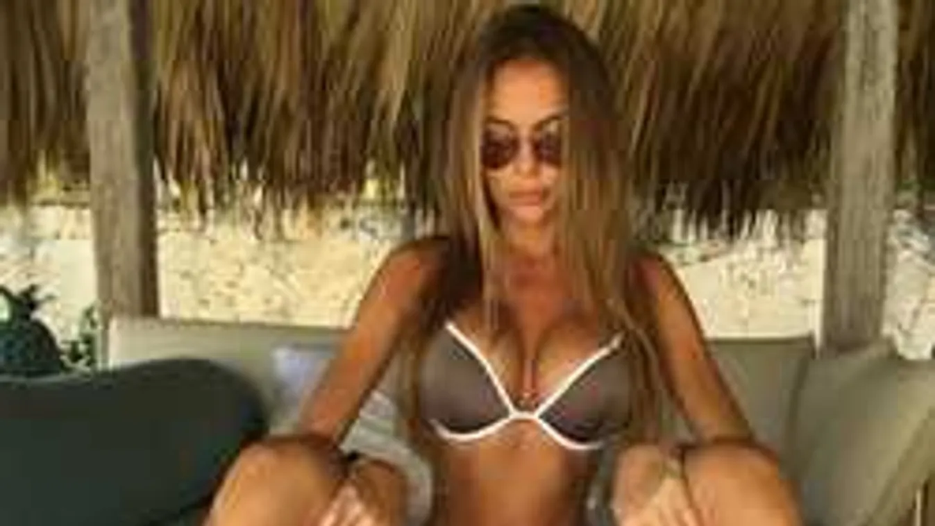 Széttárt combok, vadítóan napozik a kerek mellű nagykövetasszony