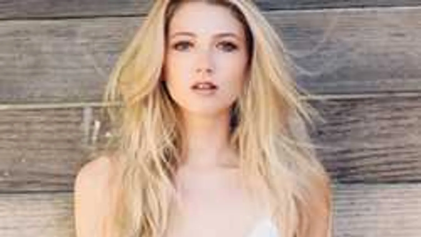 Az ablakban pucérkodott a lány, valaki lefotózta!