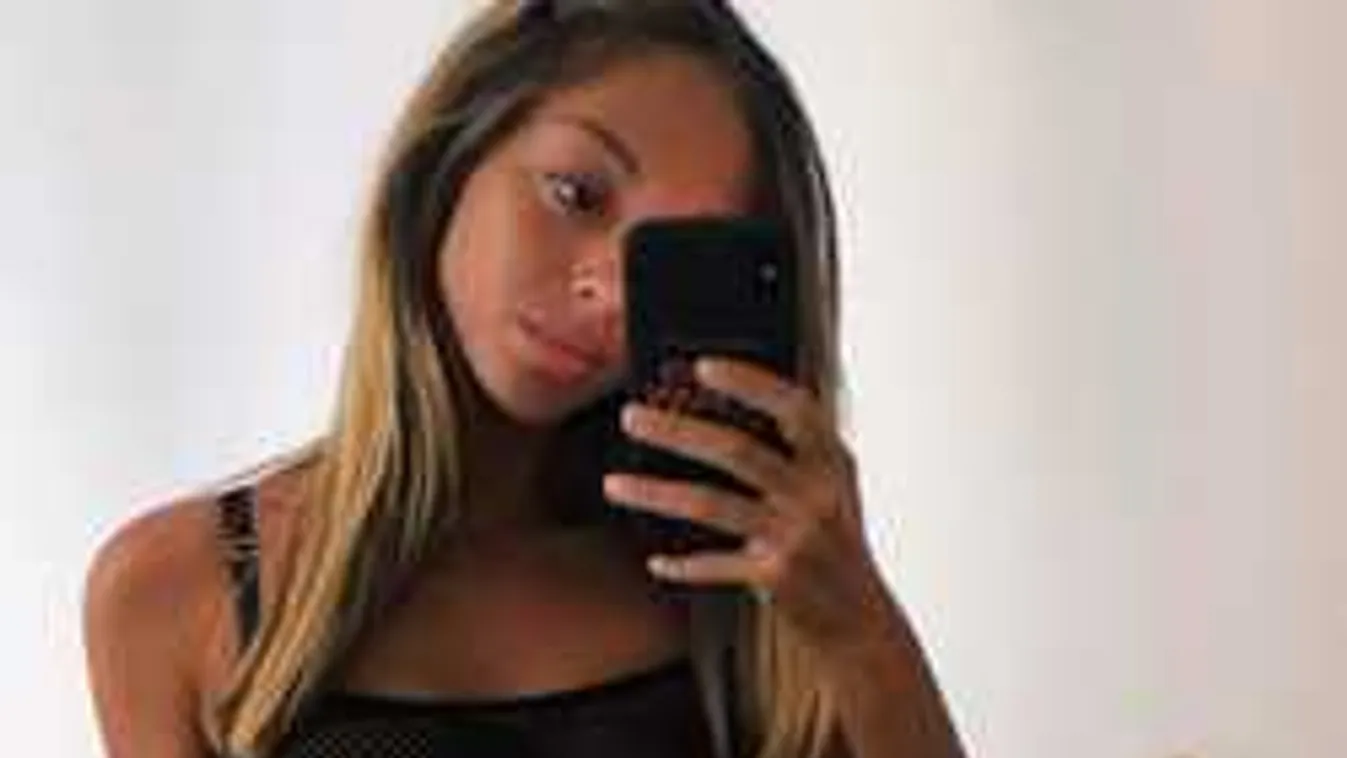 Rajtakapták a kertben topless napozó fiatal lányt