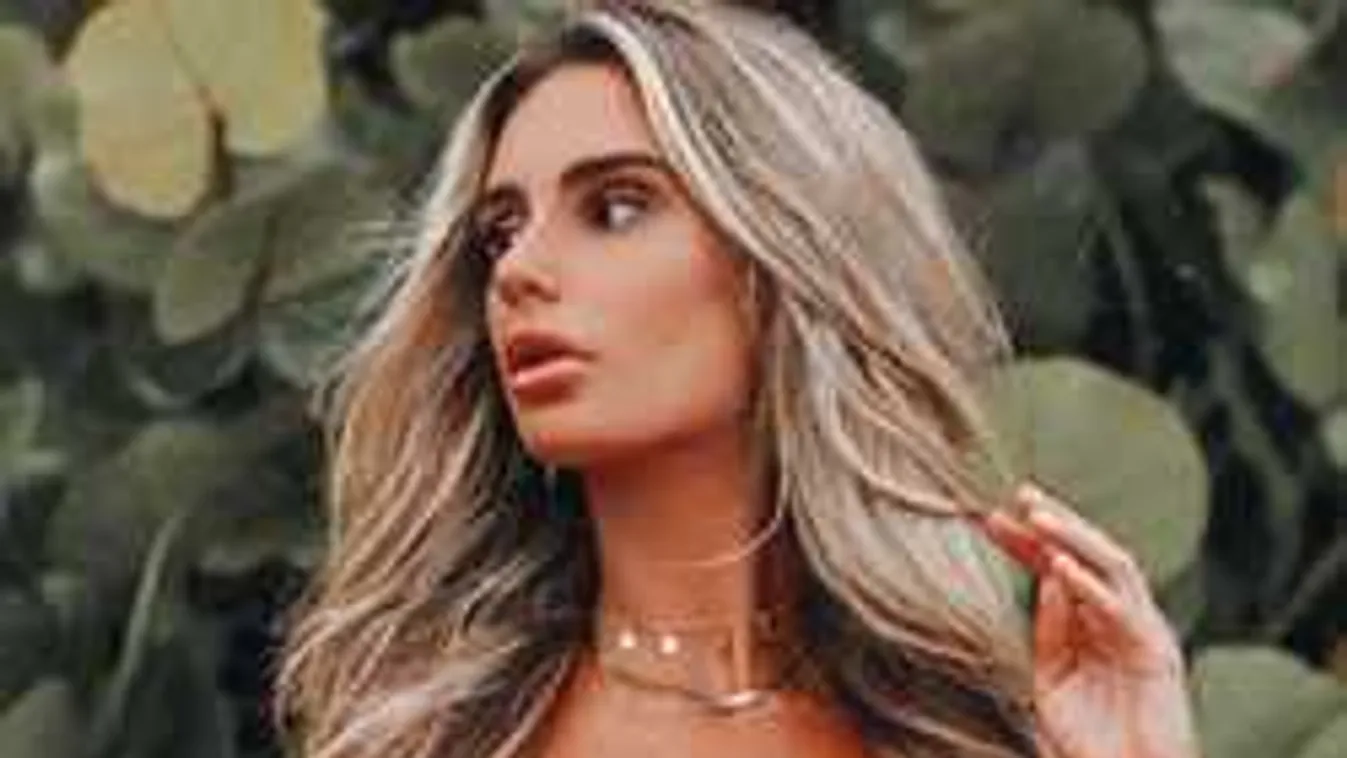 Valaki lefotózta az ablakában pucérkodó szőke bombázót!