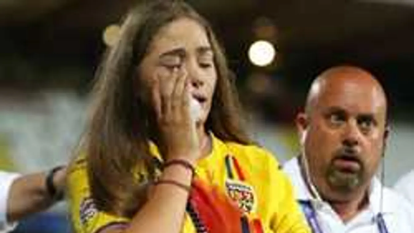 Dőlt a vér, szájon rúgták a barátját ünneplő szurkolólányt