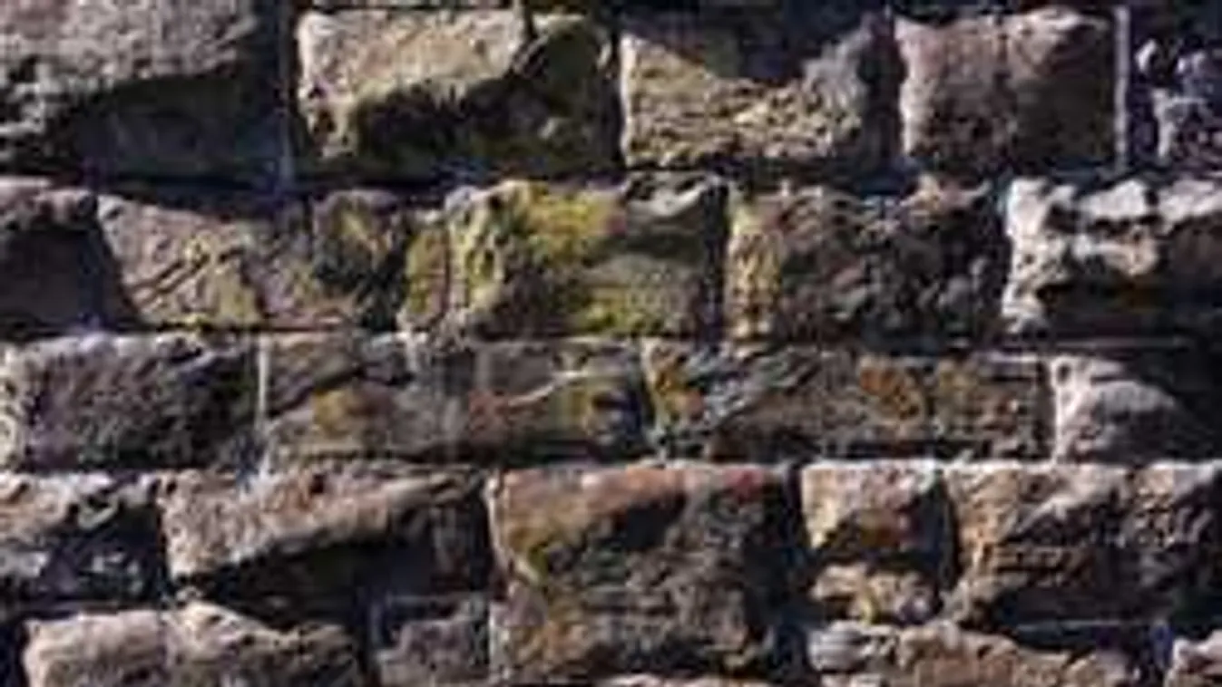 Nem hittek a szemüknek a kőművesek, ezt találták a kéménybe falazva