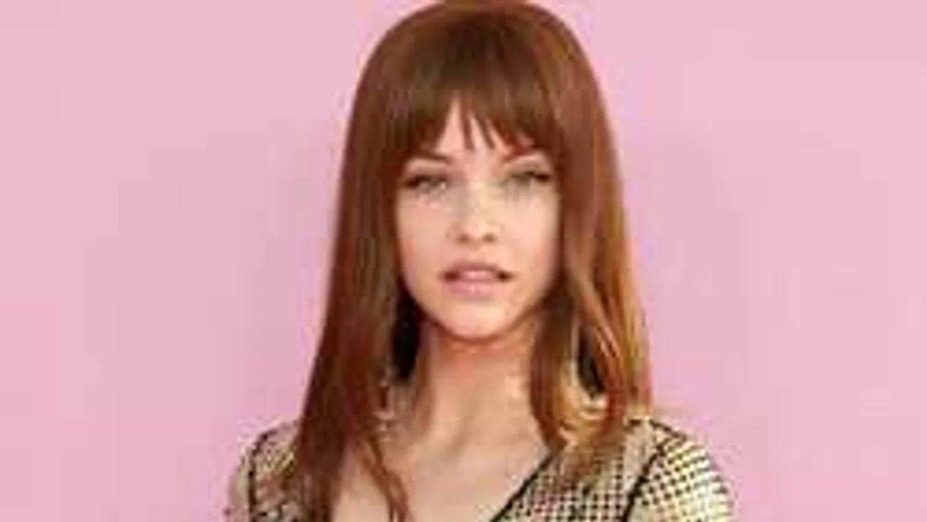 Palvin Barbi szexi vörös kígyóként partizott - Fotó