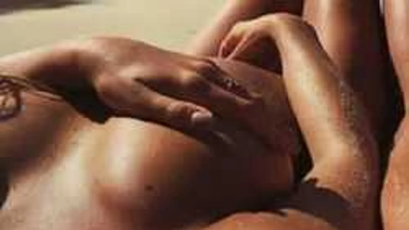 Drónnal fotózták le a kertjében pucérkodó bombázót