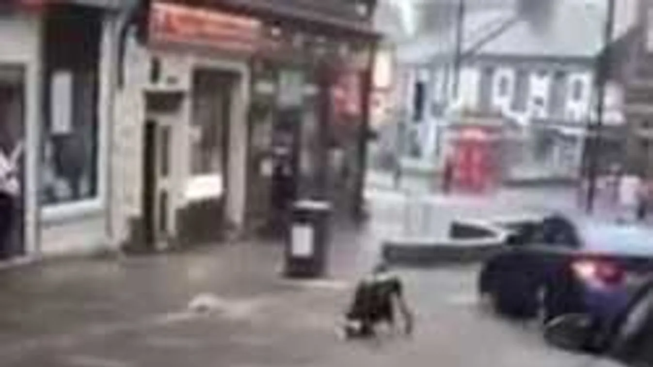 Stranddá vált az utca: akkora eső esett, hogy csúszdáztak az emberek