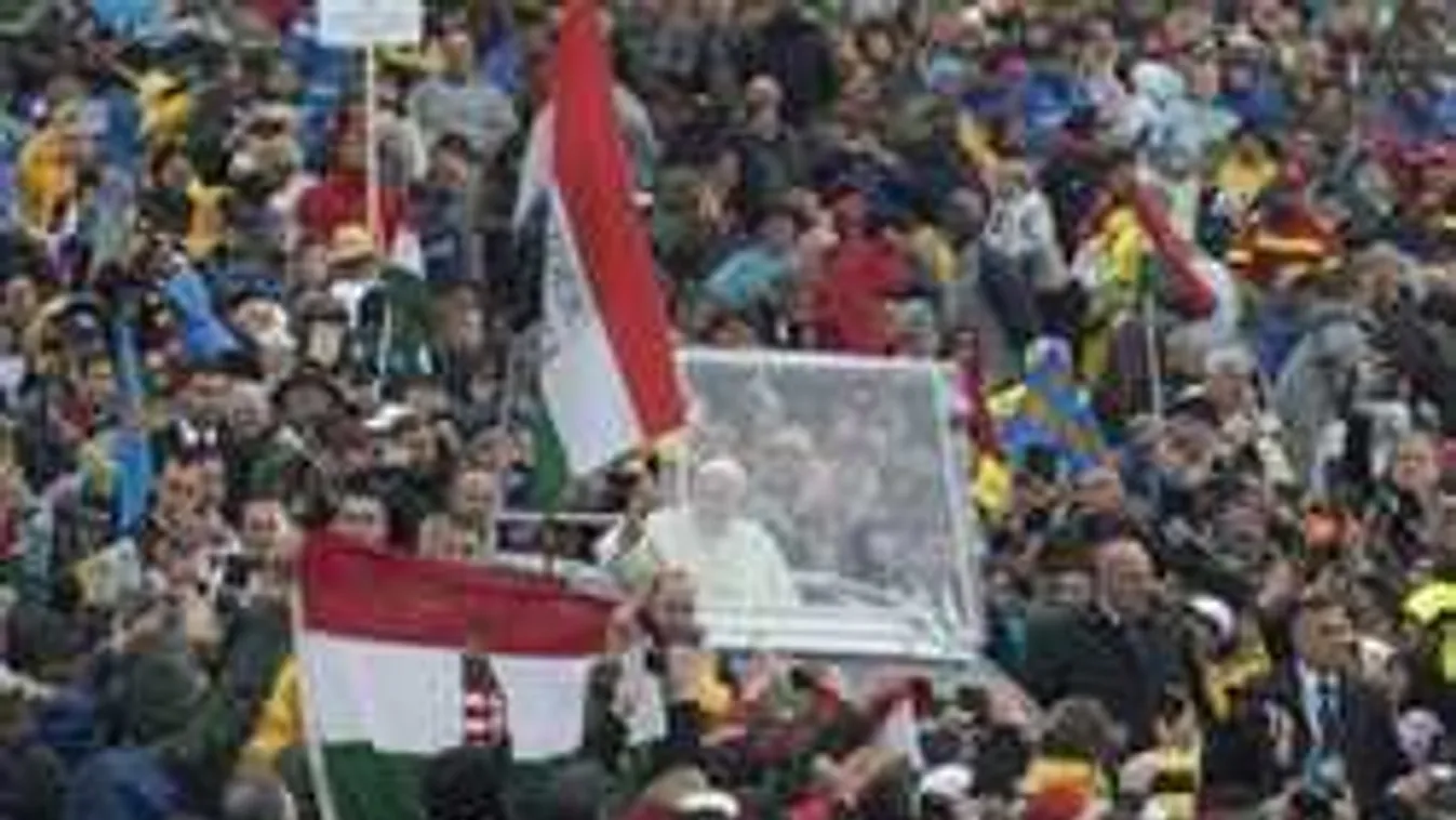 Véget ért Ferenc pápa szentmiséje, rengetegen állnak sorba a pódiumnál