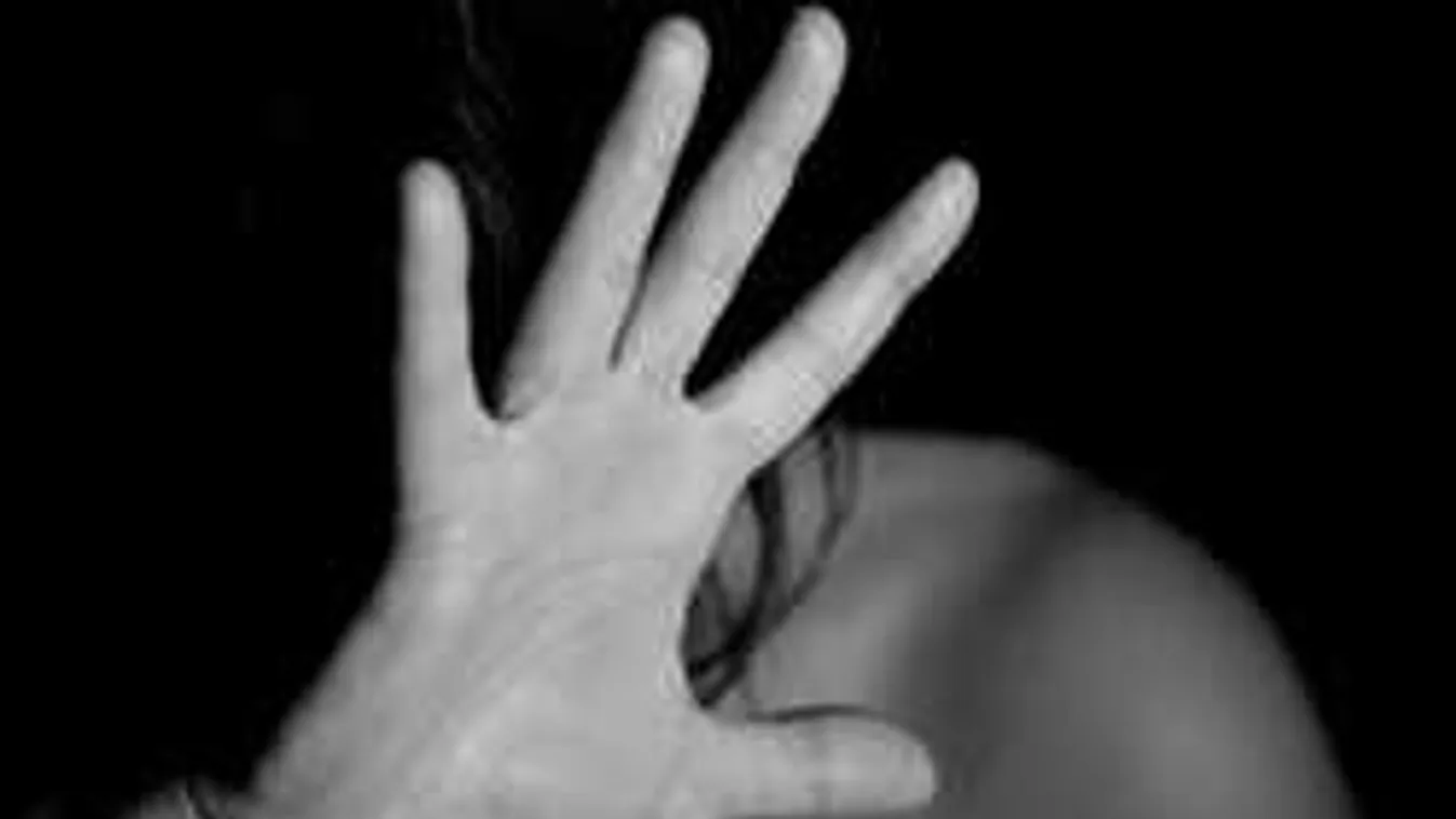 Kitört a botrány a gimnáziumban: szadomazó nyelvtanár zaklatta a lányokat